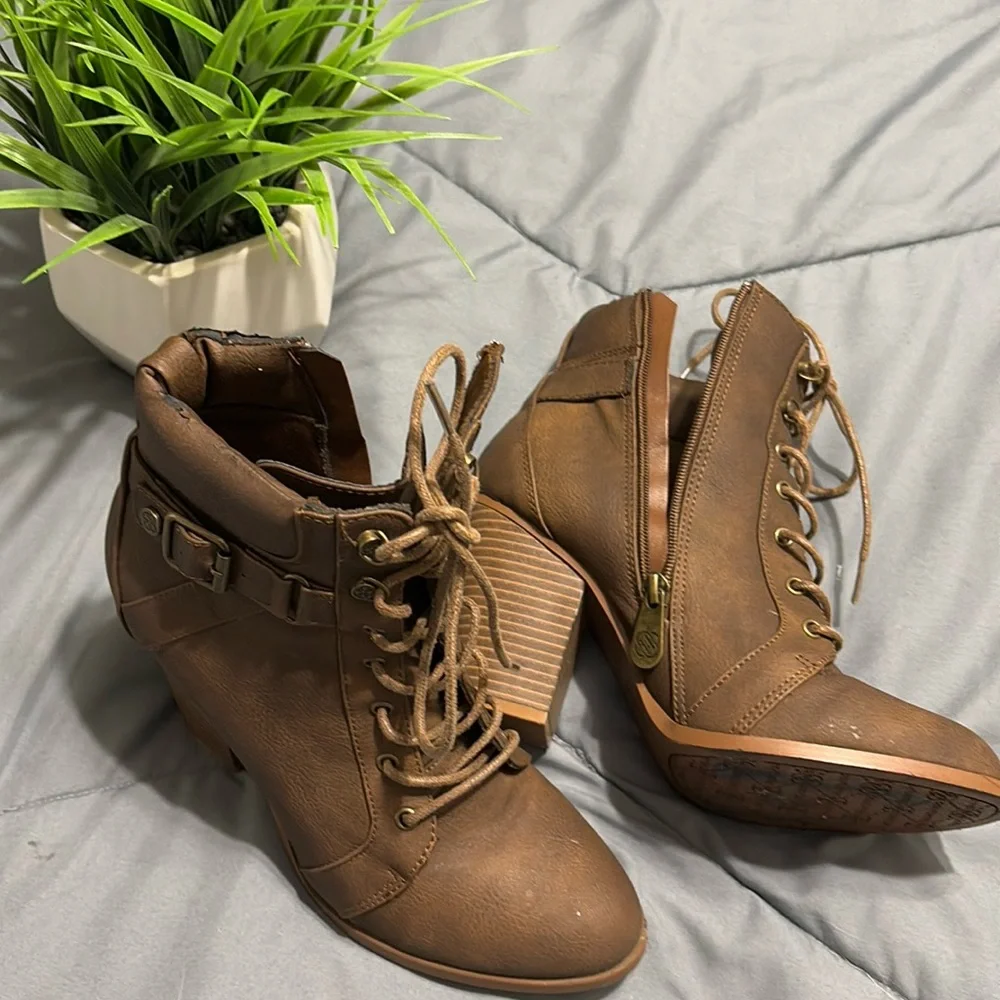 Booties 🥾 - Picture 1 of 4